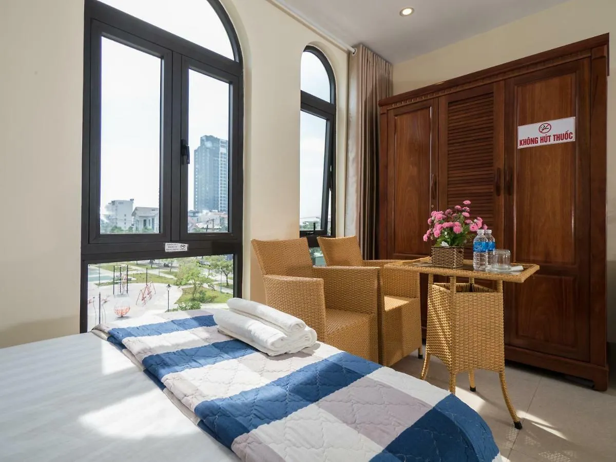 Johnny Hotel Danang
